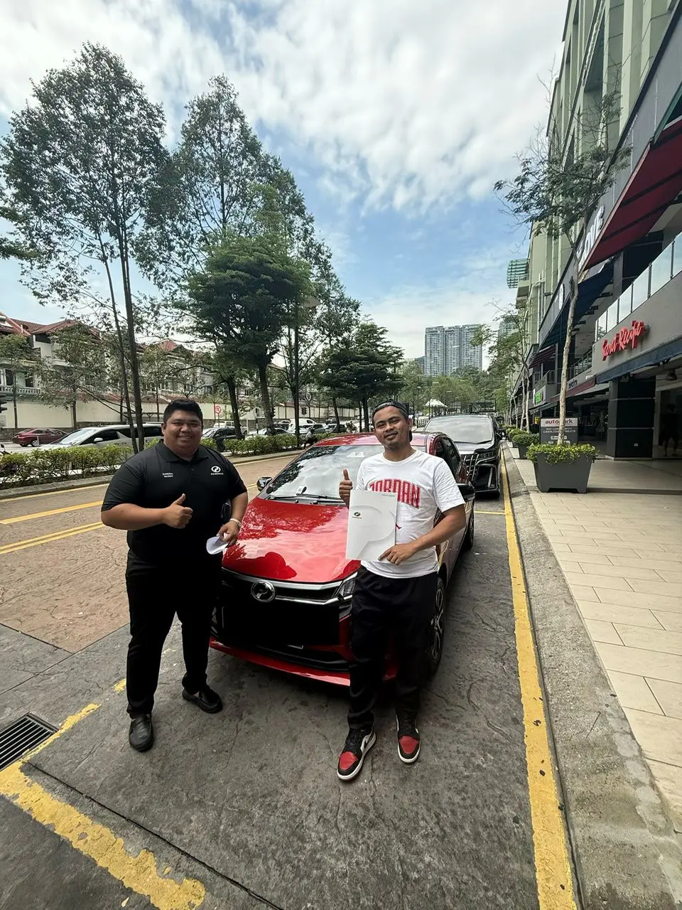 Momen penghantaran kereta kepada pelanggan 1