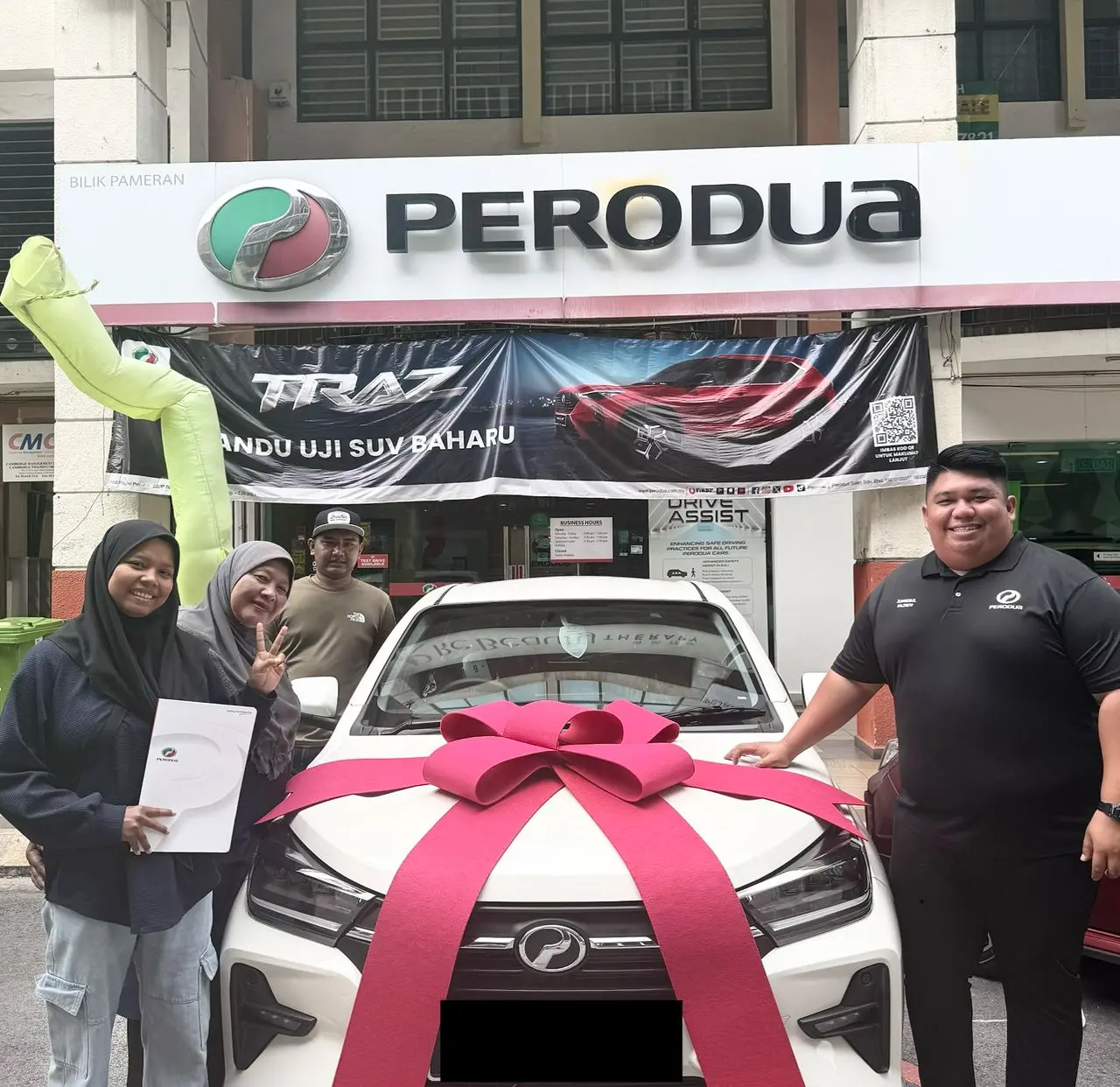Momen penghantaran kereta kepada pelanggan 3