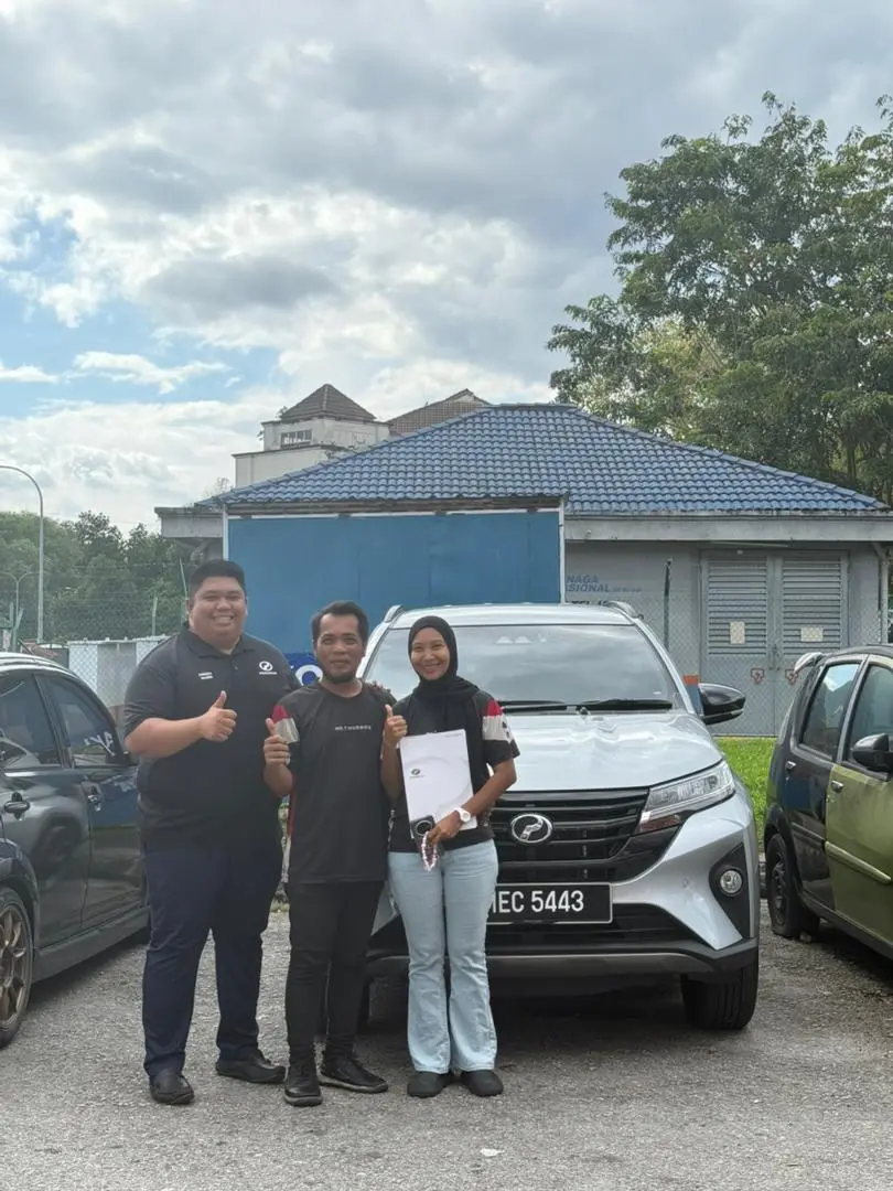 Momen penghantaran kereta kepada pelanggan 4