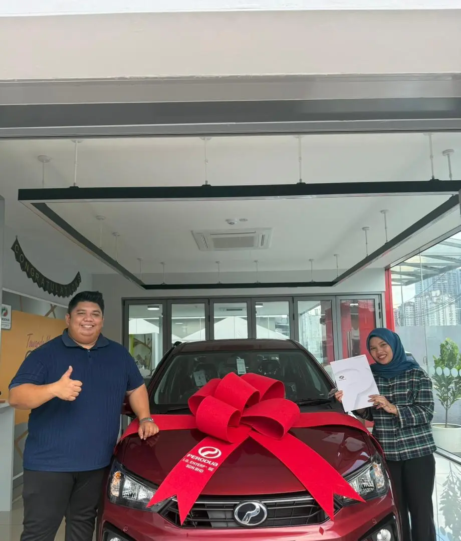 Momen penghantaran kereta kepada pelanggan 6